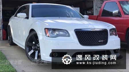 在自家车库改装克莱斯勒300 SRT8，亲手打造梦想之车