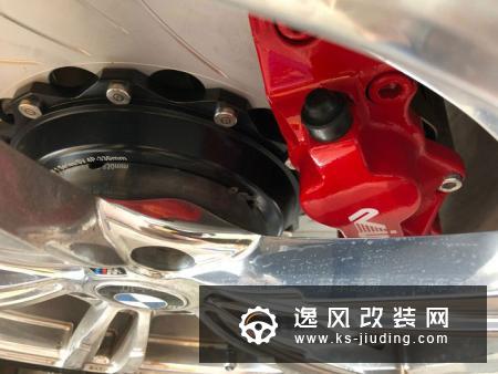 宝马1系三厢版改装VINIC刹车 颜值提升