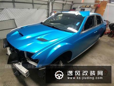 在自家车库改装克莱斯勒300 SRT8，亲手打造梦想之车