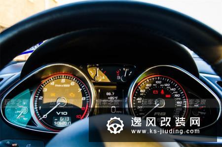 买了跑车怎么能不浪？奥迪R8改装后撩妹更简单