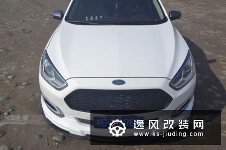 福特出了STI？重庆车友为福睿斯改装STI大尾翼