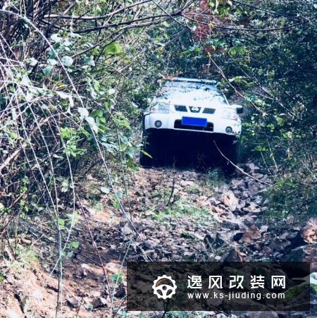 3.8万收了辆退役警车帕拉丁 改装后翻山越岭玩越野
