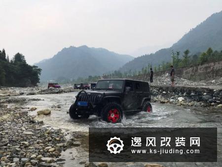 牧马人由丑到娘的进化改装 湖心蓝车漆吸引眼球