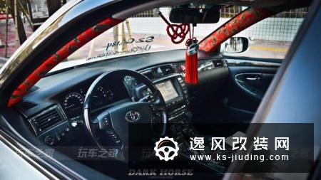 从气动避震到绞牙，这辆皇冠的车主对改装有着自己的想法