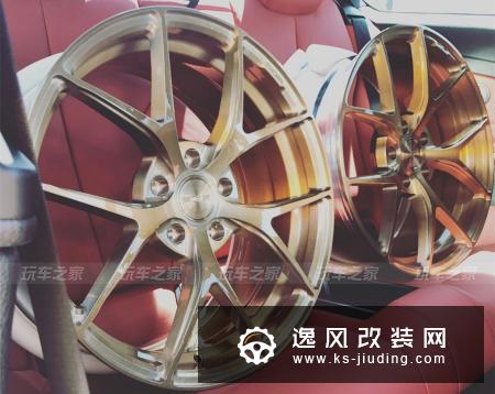 这辆宝马440i遇到小跑车不仅不会怂，改装宽体后还能撩到小姐姐