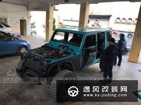 牧马人由丑到娘的进化改装 湖心蓝车漆吸引眼球