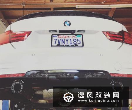 这辆宝马440i遇到小跑车不仅不会怂，改装宽体后还能撩到小姐姐