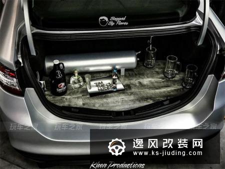这辆蒙迪欧不仅改装了迷人的外观，后备箱里还藏着小酒馆