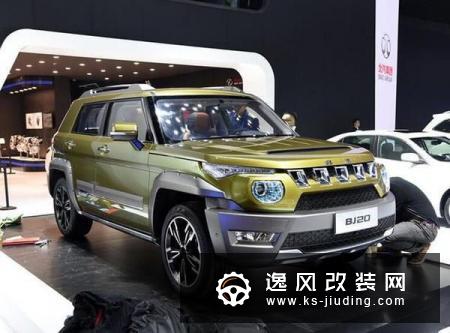 买了辆Jeep自由侠玩改装，不改升高玩起了宽体低趴风格