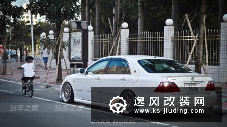 从气动避震到绞牙，这辆皇冠的车主对改装有着自己的想法