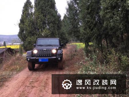 牧马人由丑到娘的进化改装 湖心蓝车漆吸引眼球