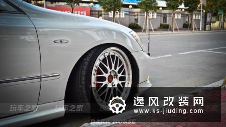 从气动避震到绞牙，这辆皇冠的车主对改装有着自己的想法