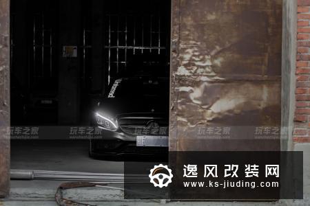奔驰C级旅行版变身黑武士，改装低趴倾角更迷人