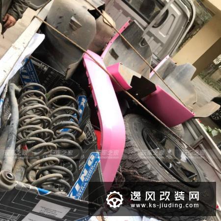 谁说女子不爱车？女车主定制粉色牧马人 改装后独一无二