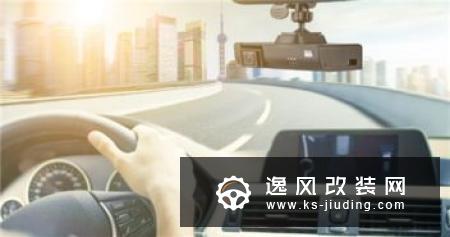 可监控司机 先锋推双摄像头行车记录仪